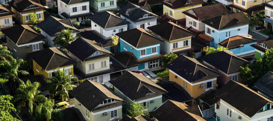 lotissement avec maisons colorées